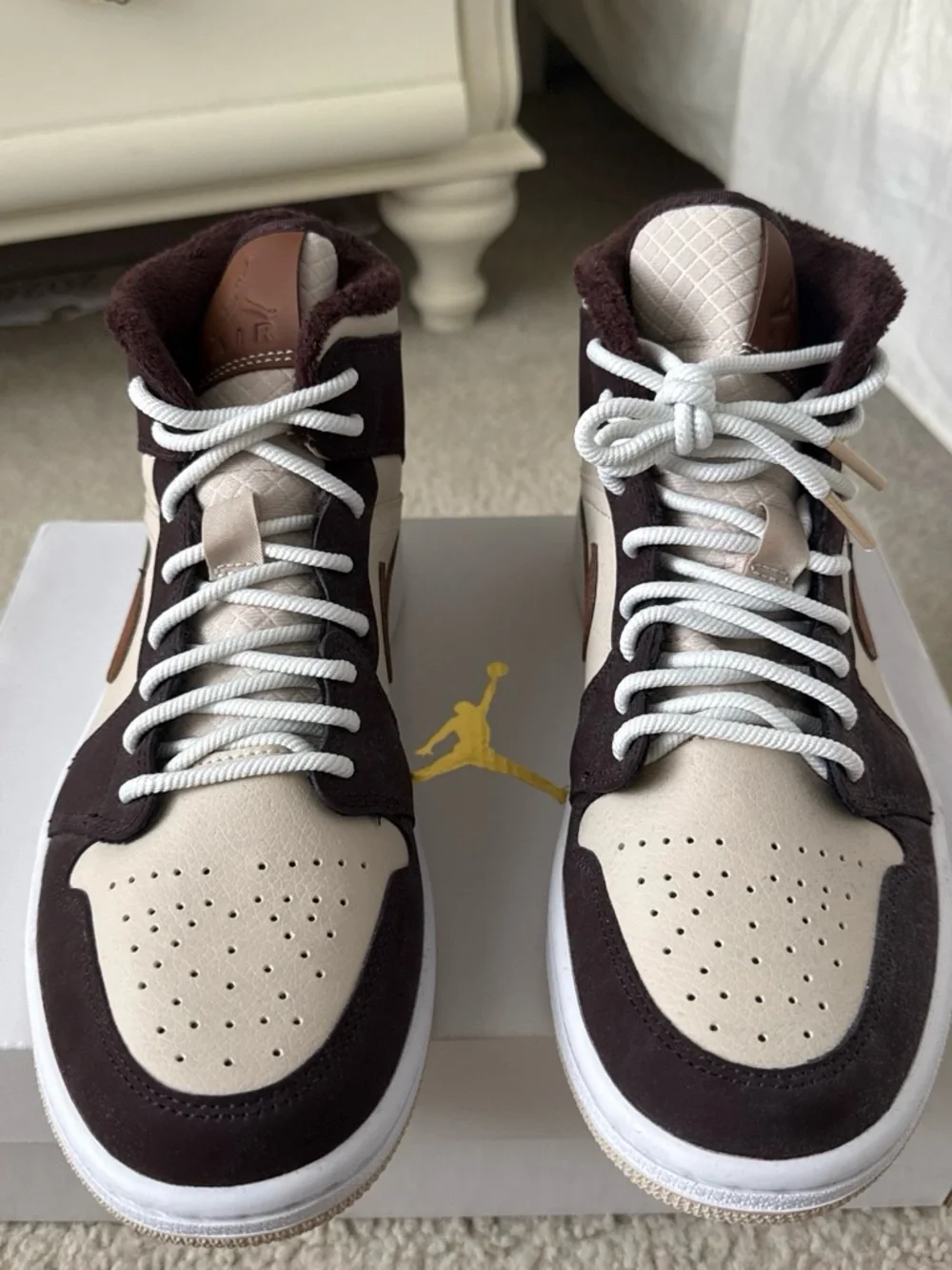 Size 8 Women’s Jordan MID SE UNWORN & ORIGINAL BOX